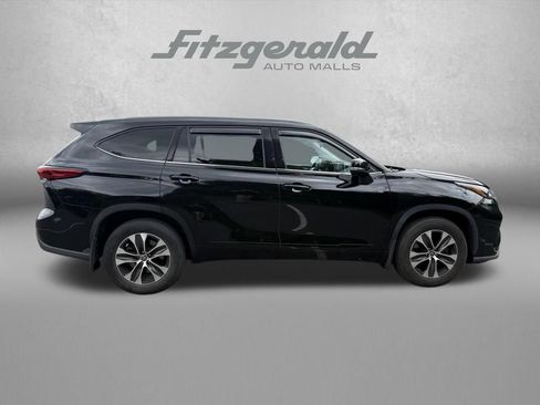 Used 2022 Toyota Highlander XLE AWD/4WD image 8