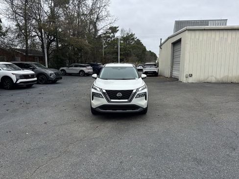 Used 2023 Nissan Rogue SV image 2