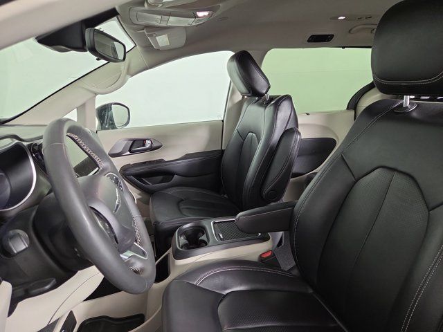 Used 2024 Chrysler Pacifica Touring-L FWD image 13