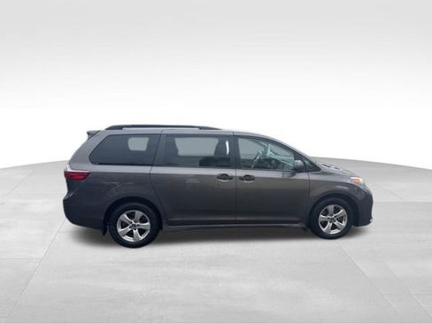 Used 2020 Toyota Sienna L FWD image 2