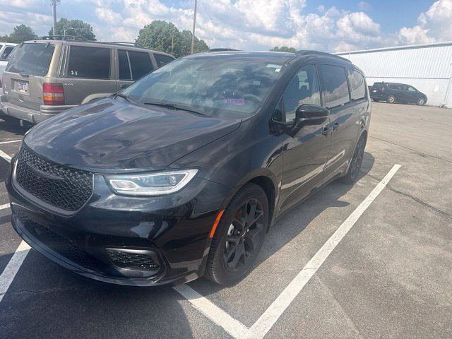 Used 2025 Chrysler Pacifica Limited w/ Uconnect Theater Family Group FWD image 1