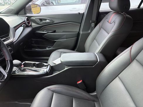 Used 2024 Chevrolet Trax RS w/ Sunroof Package FWD image 4