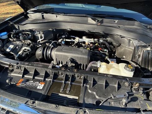 Used 2023 Ford Explorer XLT image 19