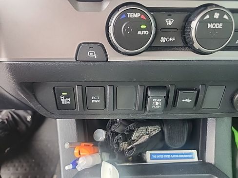 Used 2022 Toyota Tacoma SR5 w/ Technology Package RWD image 5