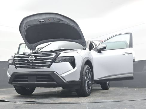 Used 2025 Nissan Rogue SV AWD/4WD image 38