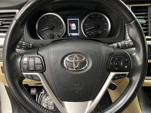 Used 2018 Toyota Highlander Plus w/ Carpet Mat Package (TMS) AWD/4WD image 91