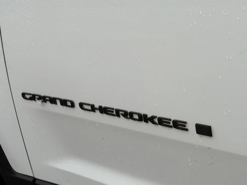 Used 2023 Jeep Grand Cherokee L Laredo RWD image 12