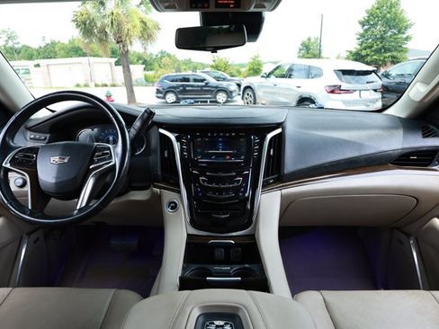 Used 2018 Cadillac Escalade Luxury AWD/4WD image 33