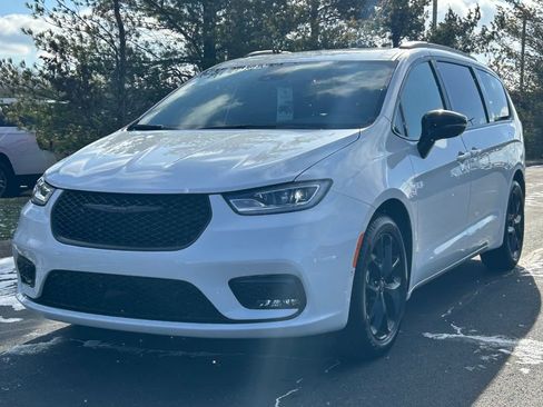 New 2026 Chrysler Pacifica Select w/ S Appearance Package FWD image 3