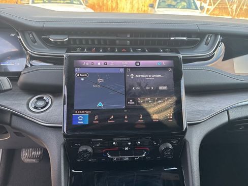 Used 2023 Jeep Grand Cherokee Overland w/ Luxury Tech Group IV image 17