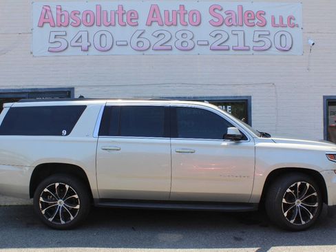 Used 2017 Chevrolet Suburban LT image 1