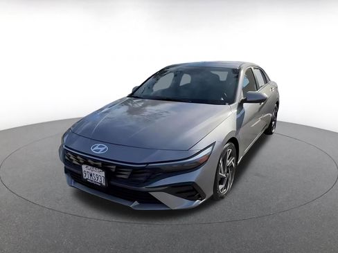 Used 2025 Hyundai Elantra Limited image 7