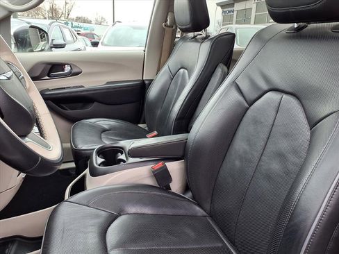 Used 2019 Chrysler Pacifica Limited image 3