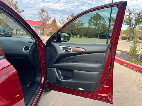 Used 2020 Nissan Pathfinder Platinum image 17