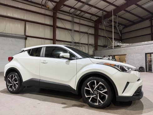 Used 2019 Toyota C-HR XLE FWD image 3