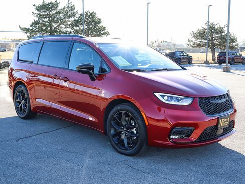 New 2026 Chrysler Pacifica Limited w/ Uconnect Theater Family Group image 4