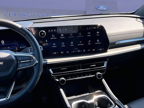 Used 2025 Chevrolet Traverse LT AWD/4WD image 9