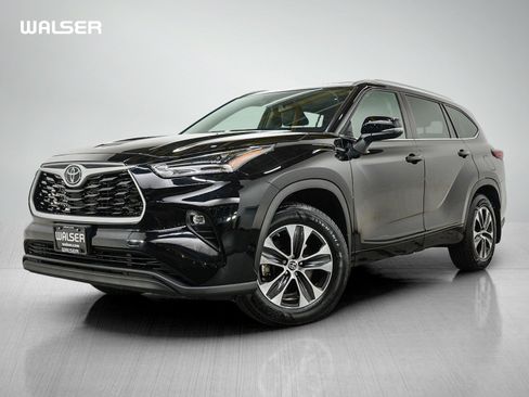 Used 2022 Toyota Highlander XLE AWD/4WD image 1