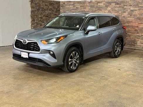 Used 2022 Toyota Highlander XLE AWD/4WD image 5
