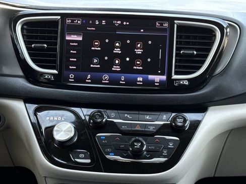 Used 2023 Chrysler Pacifica Touring-L FWD image 15