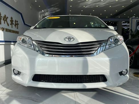 Used 2017 Toyota Sienna XLE Premium AWD/4WD image 3
