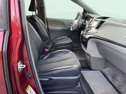 Used 2014 Toyota Sienna SE image 28