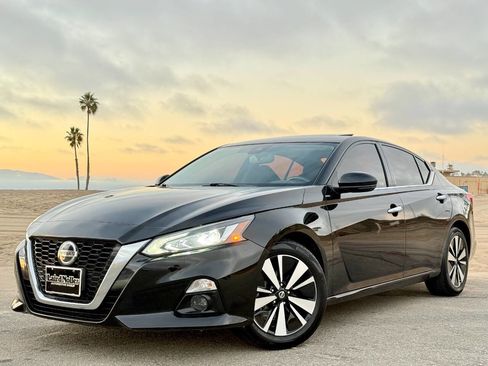 Used 2019 Nissan Altima 2.5 SV image 1