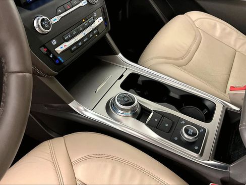 Used 2020 Ford Explorer Platinum w/ Premium Technology Package AWD/4WD image 16