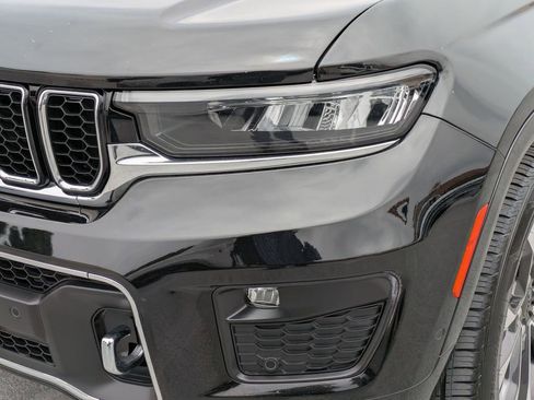 Certified 2022 Jeep Grand Cherokee Overland w/ Luxury Tech Group IV image 7