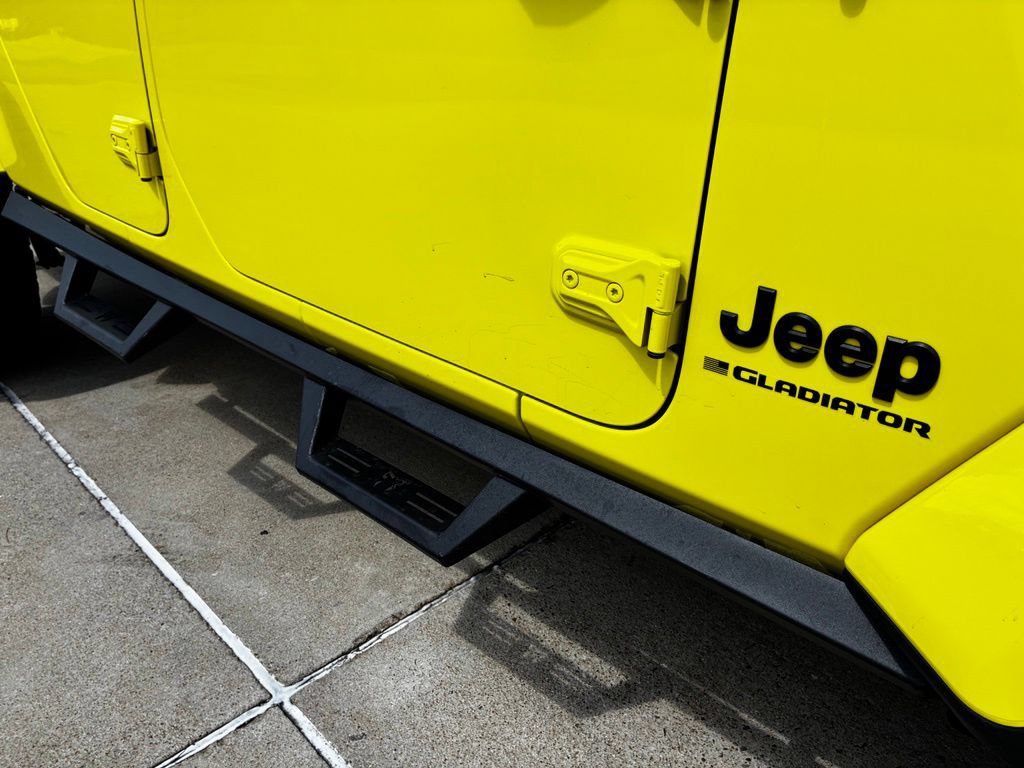 Used 2023 Jeep Gladiator Sport AWD/4WD image 4
