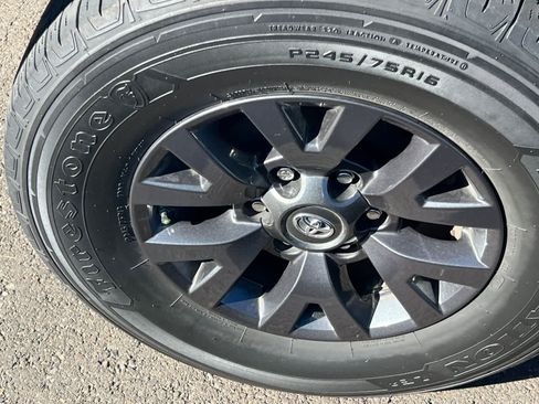 Used 2020 Toyota Tacoma SR5 RWD image 17