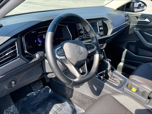 Used 2023 Volkswagen Jetta SE w/ Panoramic Sunroof Package image 18