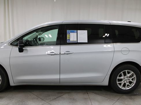 Used 2024 Chrysler Pacifica Touring-L image 6