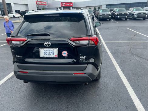 Used 2021 Toyota RAV4 XLE Premium image 5