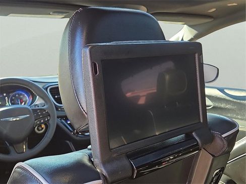 Used 2023 Chrysler Pacifica Limited w/ Uconnect Theater Family Group image 10