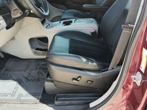 Used 2019 Dodge Grand Caravan SXT image 9