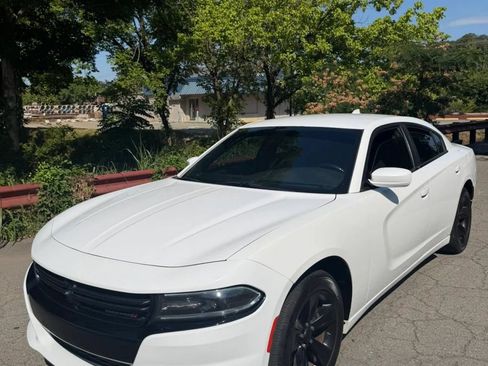 Used 2017 Dodge Charger SXT RWD image 2