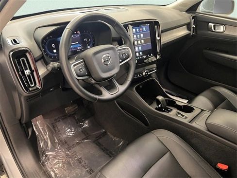 Used 2024 Volvo XC40 B5 Core image 17