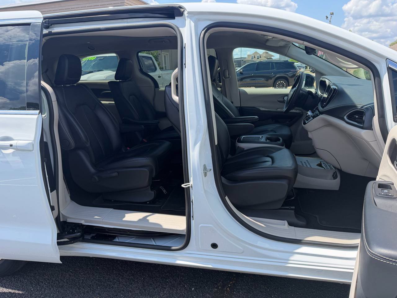 Used 2024 Chrysler Pacifica Limited FWD image 18