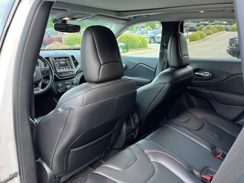 Used 2019 Jeep Cherokee Trailhawk AWD/4WD image 8