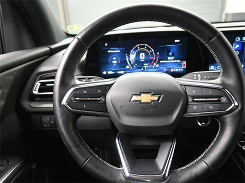 Used 2025 Chevrolet Traverse LT image 8