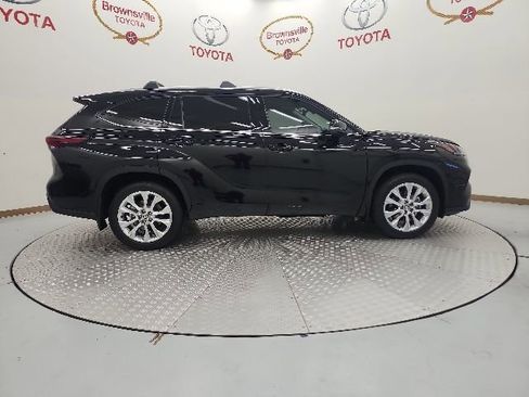 Used 2025 Toyota Highlander Limited AWD/4WD image 3