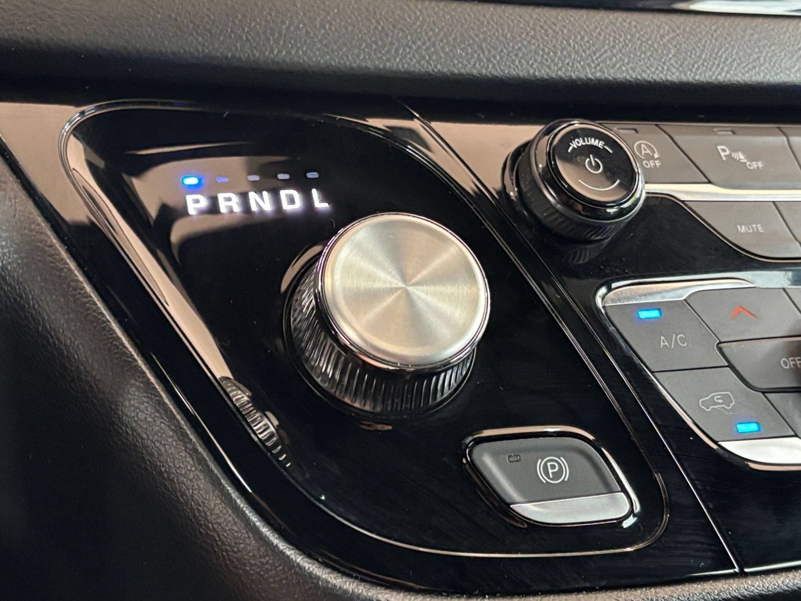 Used 2025 Chrysler Pacifica Select FWD image 42