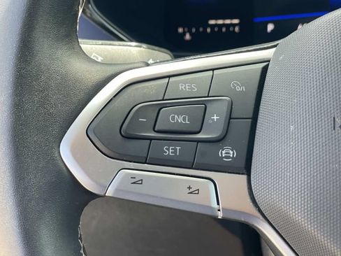 Certified 2022 Volkswagen Taos SE FWD image 8