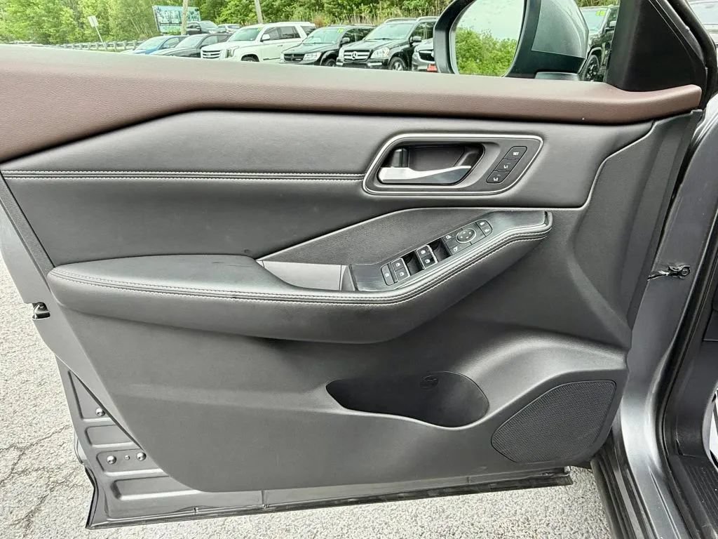 Used 2021 Nissan Rogue SL AWD/4WD image 12