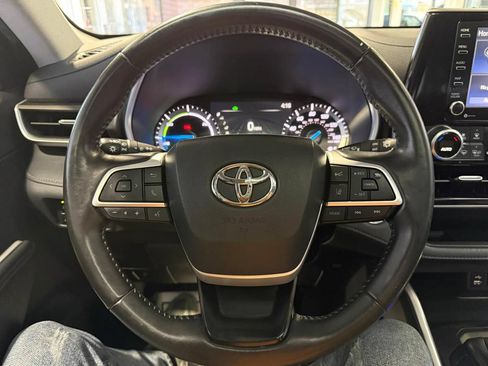 Used 2022 Toyota Highlander XLE AWD/4WD image 12