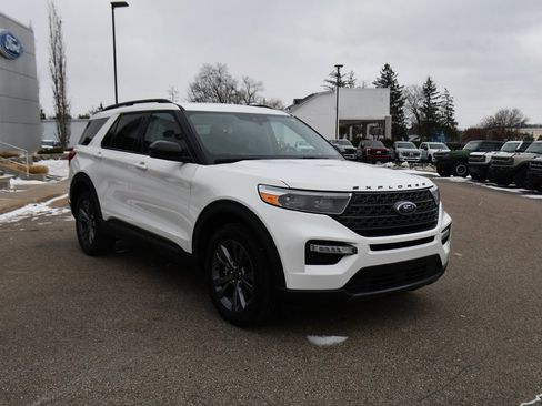 Used 2023 Ford Explorer XLT w/ Equipment Group 202A image 9