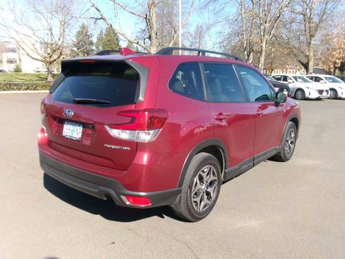 Used 2020 Subaru Forester Premium image 5