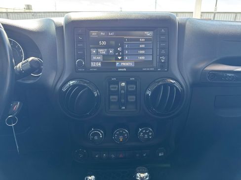 Used 2015 Jeep Wrangler Unlimited Sahara AWD/4WD image 19