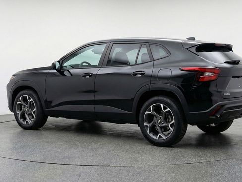 Used 2025 Chevrolet Trax LT w/ LT Convenience Package image 6